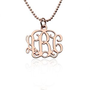 Personifierad 0,72 "liten monogram halsband i rosaguld