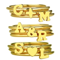 Personlig stapelbar ring med initialer 18k guldpläterad