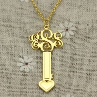 Custom Key Necklace med Fancy Monogram 18k guldpläterad