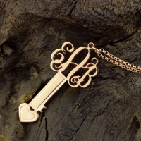 Rosa guld nyckel hjärthalsband med monogram initial