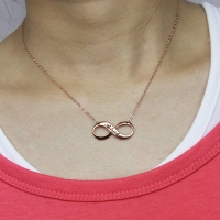 Roseguld graverad infinitynamn halsband