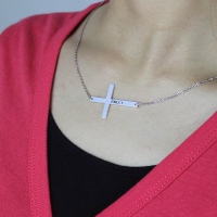 Silver Latin Cross Necklace Graverad Namn 1,25 &quot;