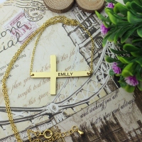 Guldpläterad Latin Latin Cross Necklace Graverad Namn 1.6 &quot;