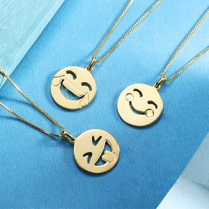 Emoji Face Disc Necklace i guld