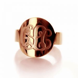 Massiv roseguld graverad monogram initial ring