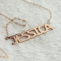 Massivt rosaguld Jessica Style Name Necklace