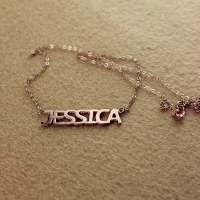 Massivt rosaguld Jessica Style Name Necklace