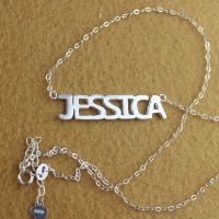 Massivt vitt guld Jessica Style Namn halsband
