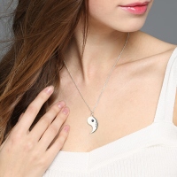 Matchande syster Yin Yang Namnhalsband Set med 2