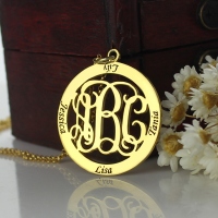 Family Monogram 4 Namn halsband i guldpläterad