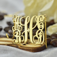 Guldfamiljhalsband med fem initialer