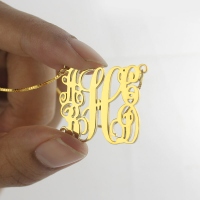 Guldfamiljhalsband med fem initialer