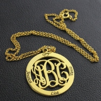 Family Monogram 4 Namn halsband i guldpläterad